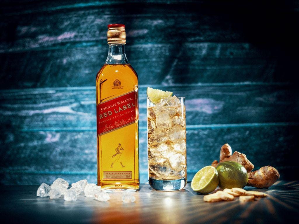 Johnnie walker Red label pha với đá viên