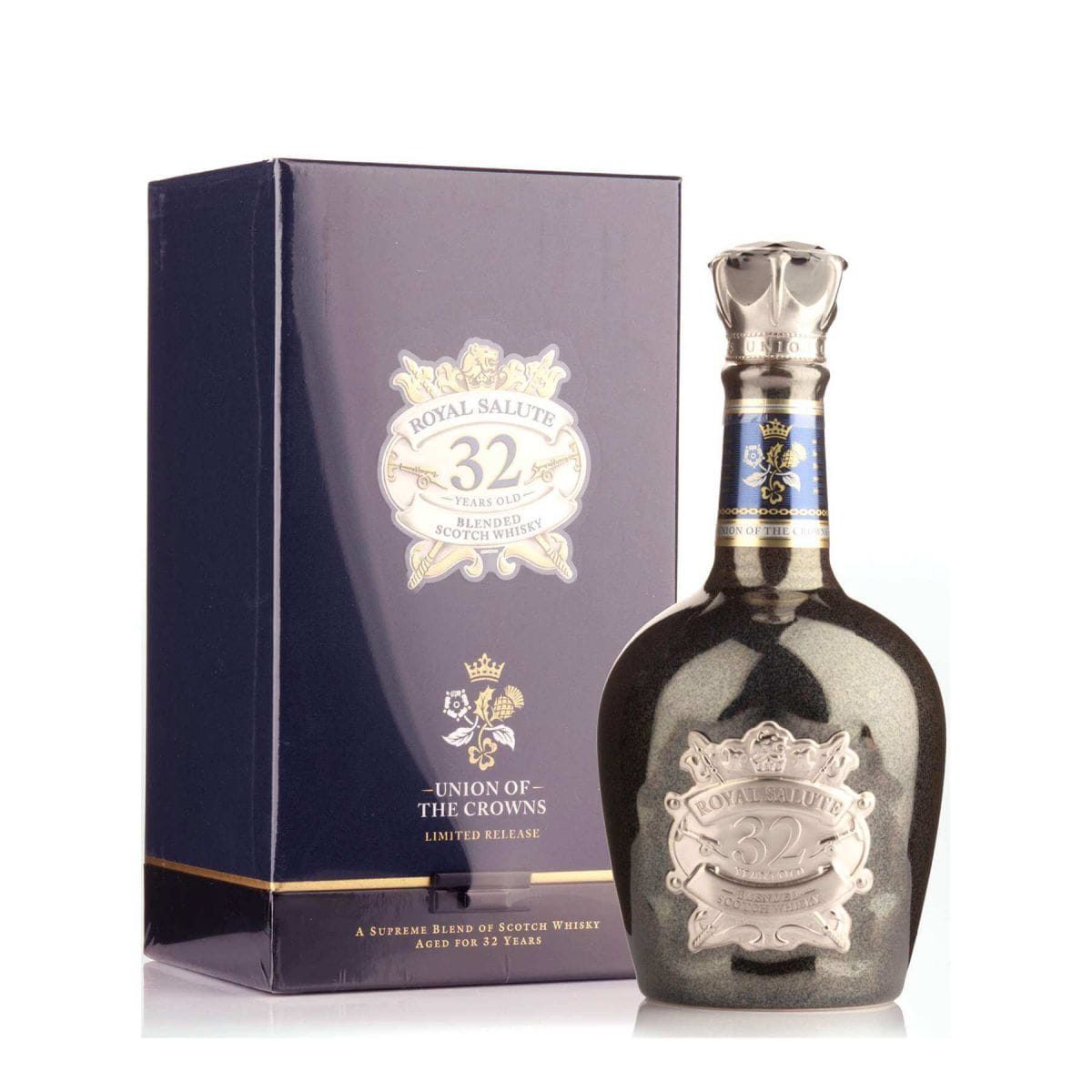 Không chỉ có thiết kế sang trọng với chai sứ lịch lãm, rượu Chivas 32 năm còn có sự kết hợp tuyệt hảo giữa mứt đào ngọt, ca cao đắng và mùi hương đặc trưng của than hồng và những cây sồi mềm…