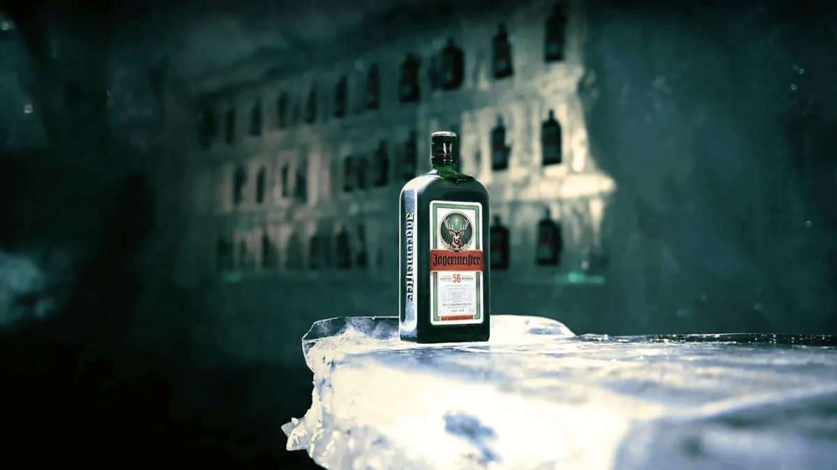 Kiểm tra chai rượu Jagermeister chính hãng trước khi mua