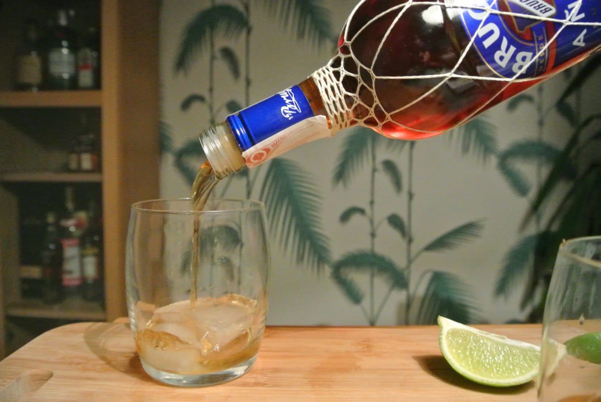 Rót Brugal Anejo pha chế cùng đá và chanh Rót rượu Brugal Anejo ra ly đá kèm lát chanh tươi