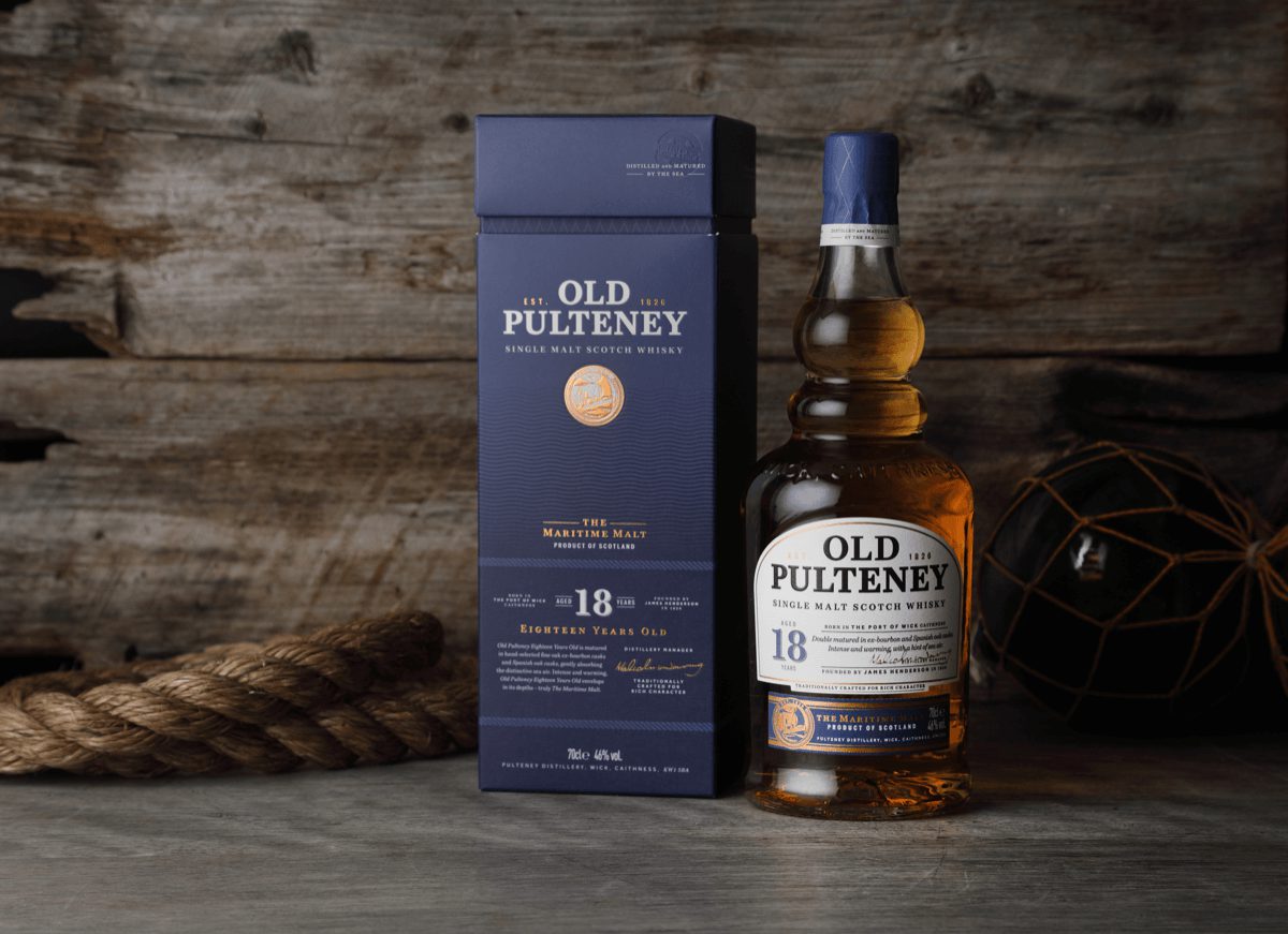 Thiết kế Old Pulteney Whisky 18 với tone xanh navy sang trọng 