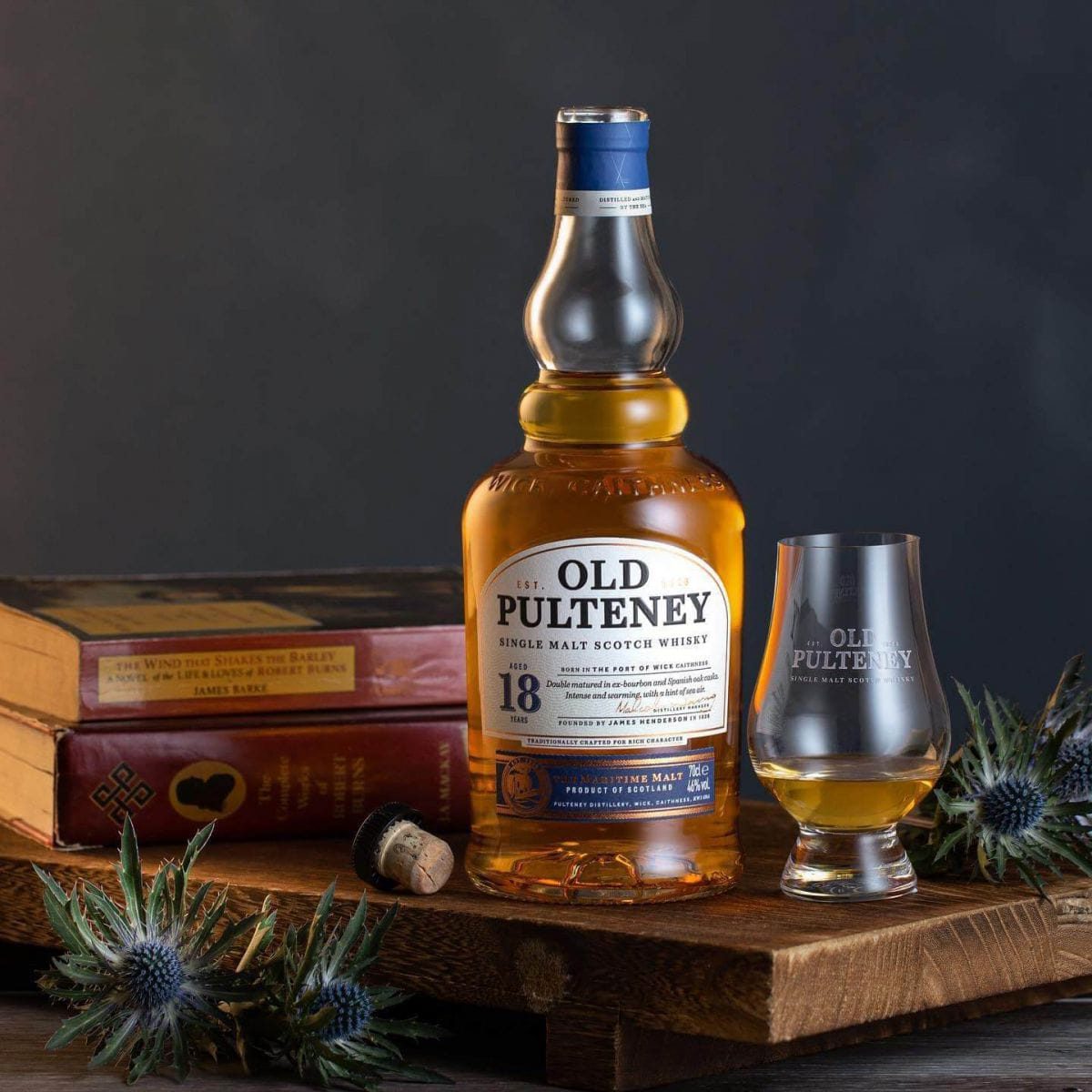 Thiết kế Old Pulteney Whisky 18 với tone xanh navy sang trọng 