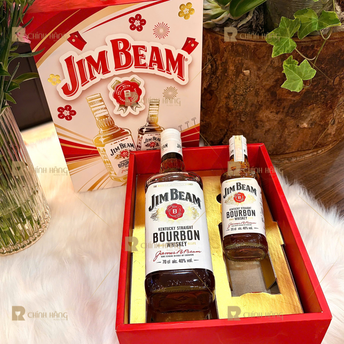 Bên trong hộp quà Jim Beam với hai chai bourbon