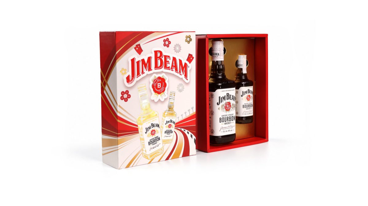 Hai chai Jim Beam bourbon trong set quà Tết 2027