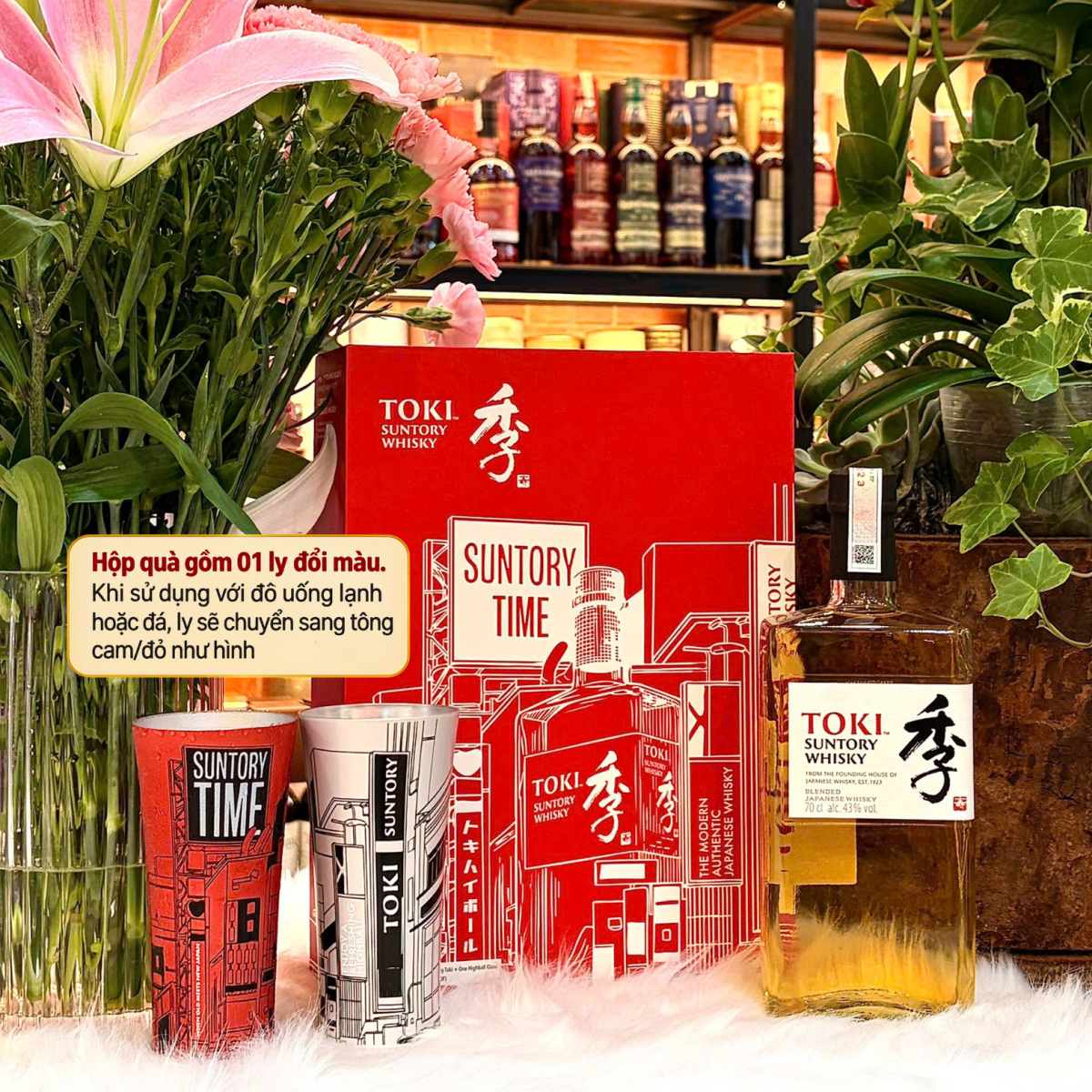 Bên trong hộp quà Toki với chai và hai ly đổi màu