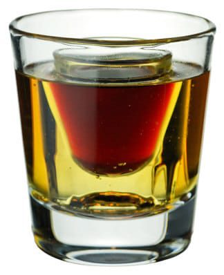 Cách pha Jager Bomb với Jagermeister và nước tăng lực