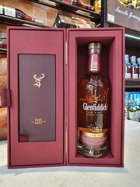 Hình 2. Glenfiddich 25 Rare Oak mang thiết kế xứng tầm đẳng cấp