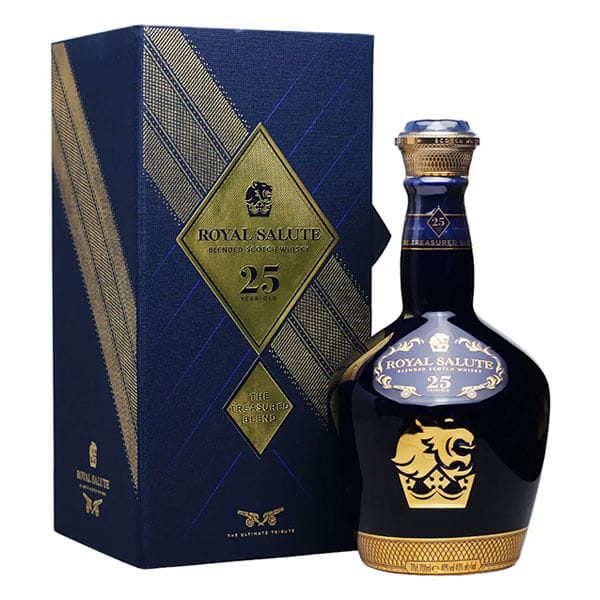 Chivas 25 chai sứ Royal Salute được thiết kế ấn tượng, cùng sự cộng hưởng từ hương thơm đa tầng của trái cây khô, kẹo bơ, socola đắng và thoảng mùi khói.