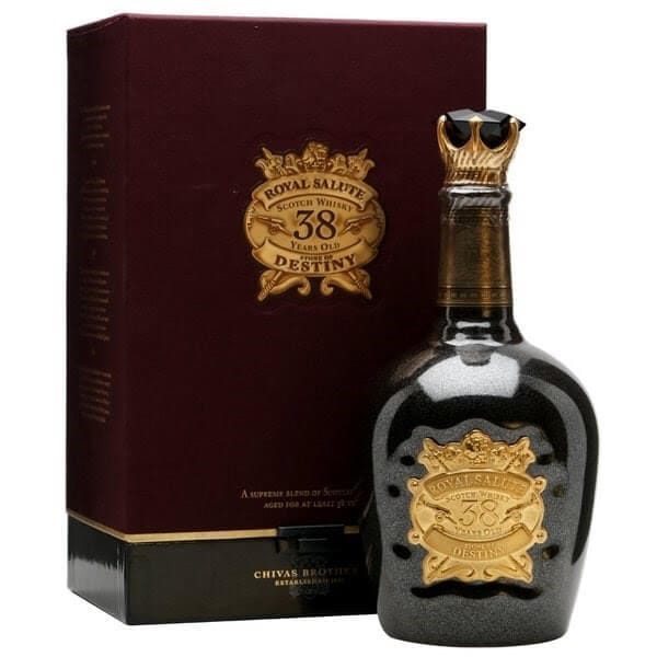 Hình 1. Rượu Chivas 38 thường được sử dụng trong các buổi lễ đăng quang của các vị vua