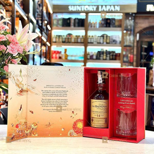 Cận cảnh chai Balvenie 14 Caribbean Cask và ly pha lê trong hộp quà Tết 2027