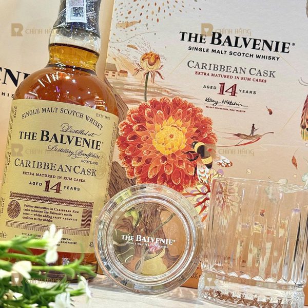 Khay đỏ bên trong hộp quà Balvenie 14 Tết 2027 nhìn từ trên xuống