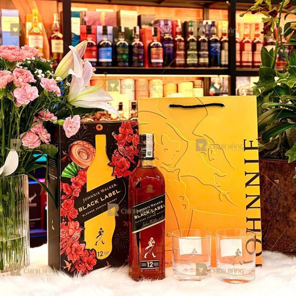 Trọn bộ Johnnie Walker Black Label hộp quà Tết tại showroom kèm túi quà Johnnie Walker