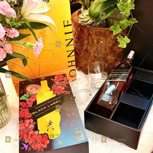 Bên trong hộp Johnnie Walker Black Label hộp quà Tết khay đen chia ô đặt chai và ly