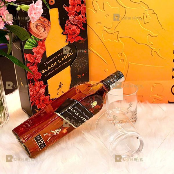 Chai Johnnie Walker Black Label cùng 2 ly rock khi thưởng thức tại nhà