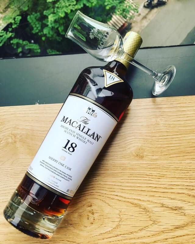 Macallan 18 năm tuổi có màu hổ phách trong veo và hương vị ấn tượng