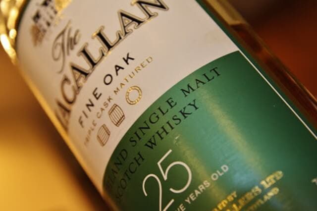 Macallan 25 năm tuổi có màu vàng nhạt, mang hương vị trái cây thanh khiết