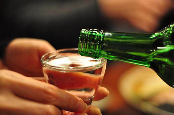 Cách uống rượu Soju đúng chuẩn