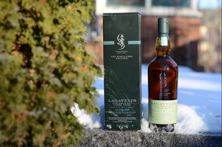 Hình 2. Có lẽ " Double Matured " để chỉ lần ủ thứ 2 đem lại một chất rượu thơm ngon, hấp dẫn có thể cân bằng khói một cách chuyên nghiệp với vị ngọt đậm đà, nho khô.