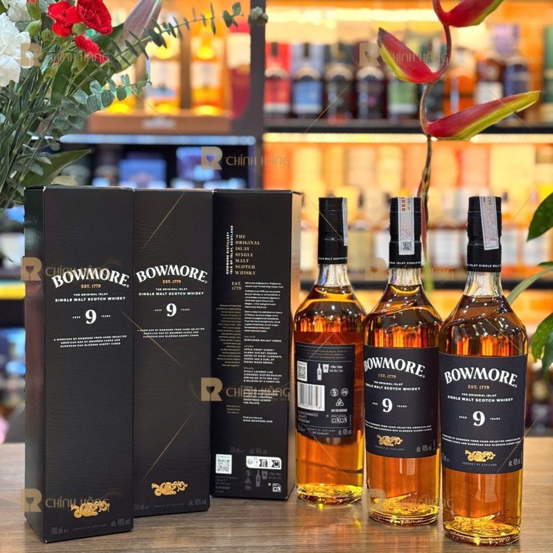 Bowmore 9 Năm cùng hộp đen tại showroom Ruoutaychinhhang, một chai quay nhãn sau thấy tem thông tin