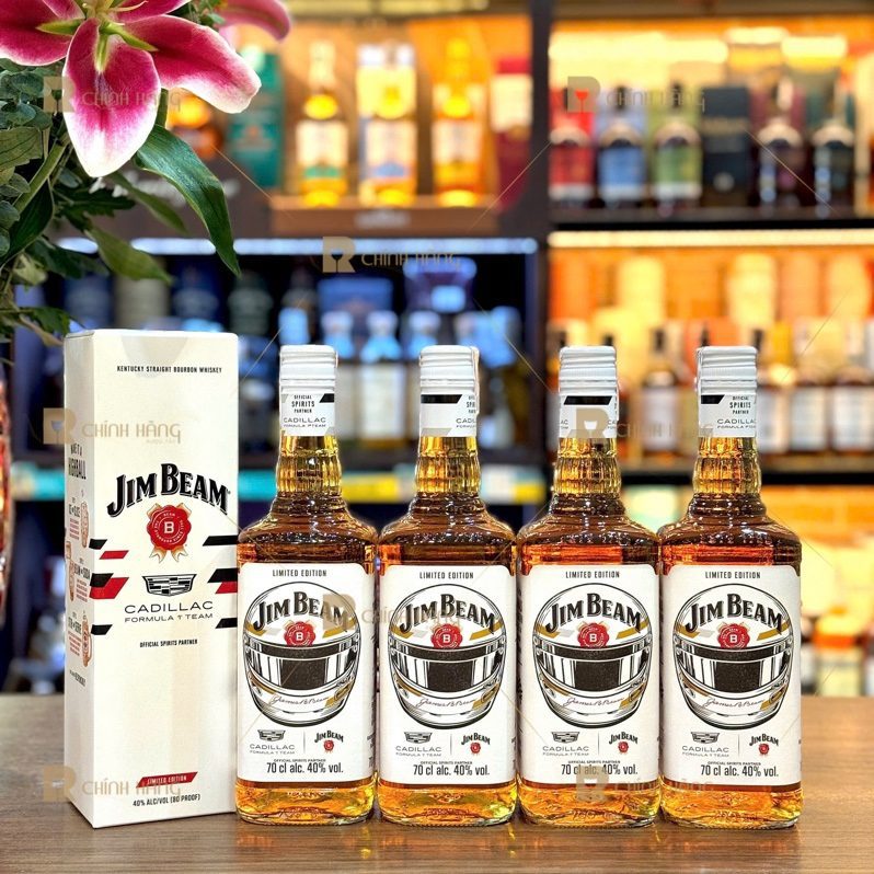 Jim Beam Cadillac Formula 1 Team mặt trước hộp và bốn chai nhãn mũ bảo hiểm F1