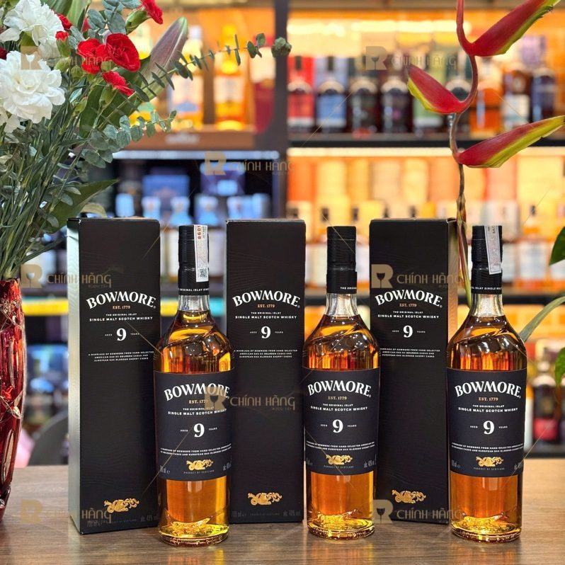 Ba chai Bowmore 9 Năm cùng hộp đen trưng bày mặt trước tại Ruoutaychinhhang
