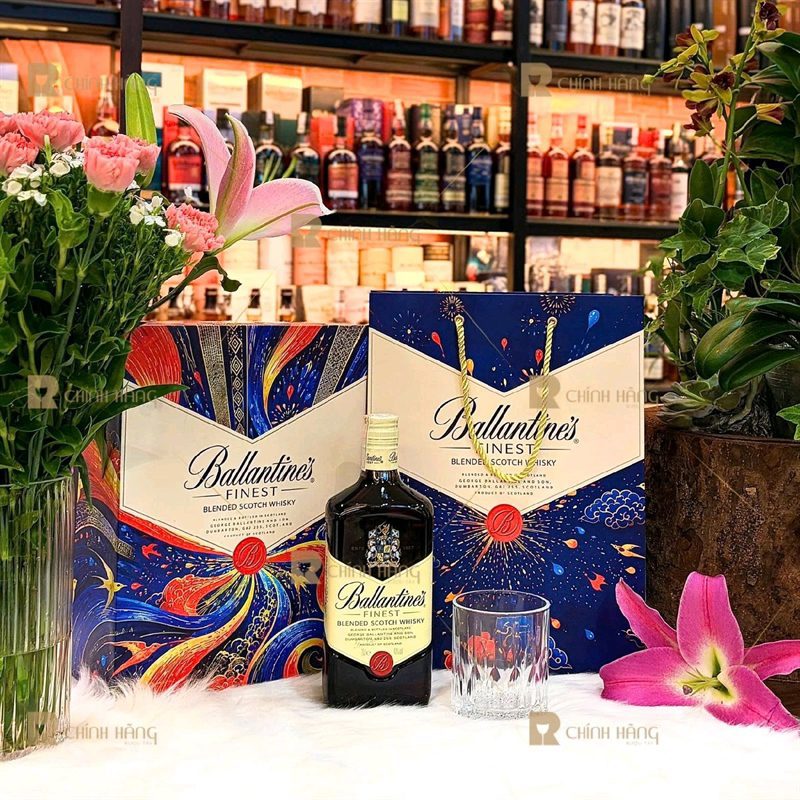 Hộp quà Ballantine's Finest Tết 2027 cùng túi giấy xanh navy đồng bộ