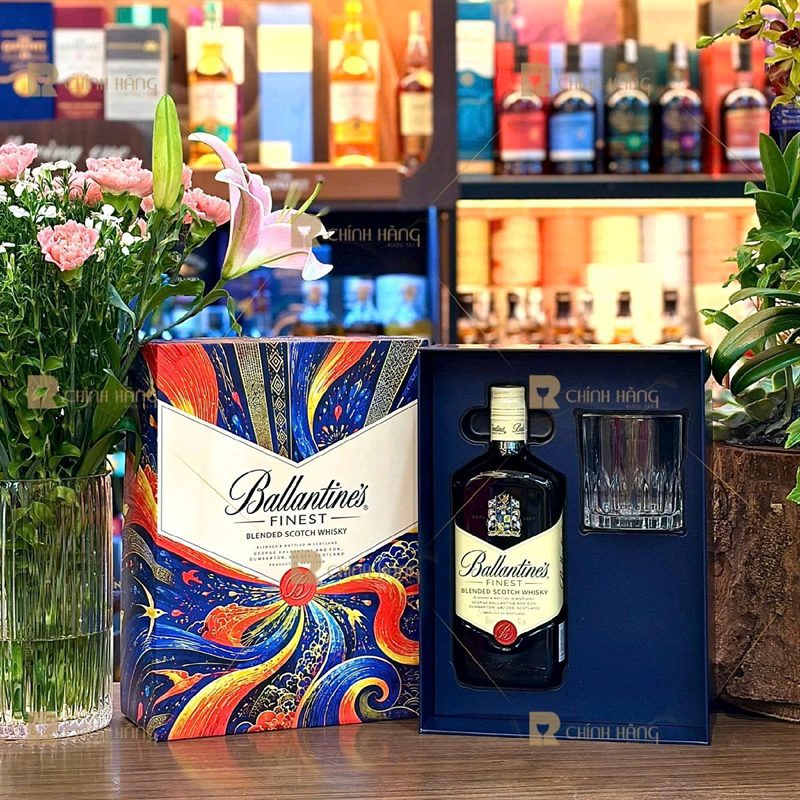 Bên trong hộp quà Ballantine's Finest Tết 2027 khay navy đựng chai và ly