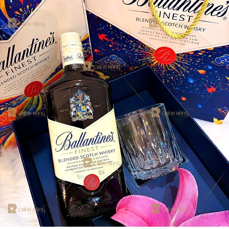 Chai Ballantine's Finest cùng ly rock trong khay hộp quà Tết 2027