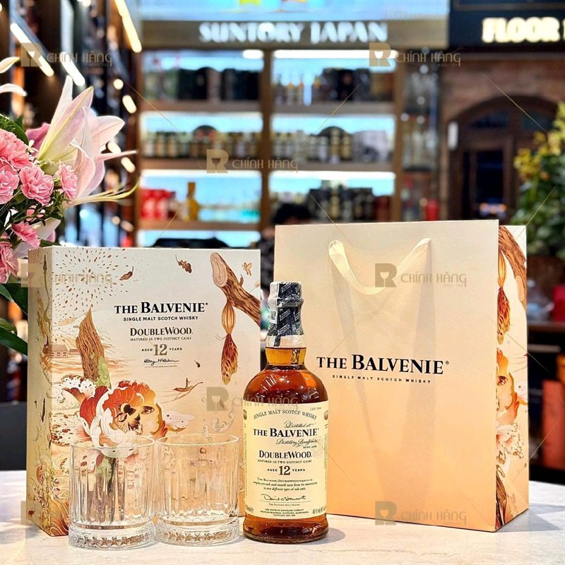 Hộp quà Balvenie 12 Tết 2027 kèm túi giấy và hai ly pha lê