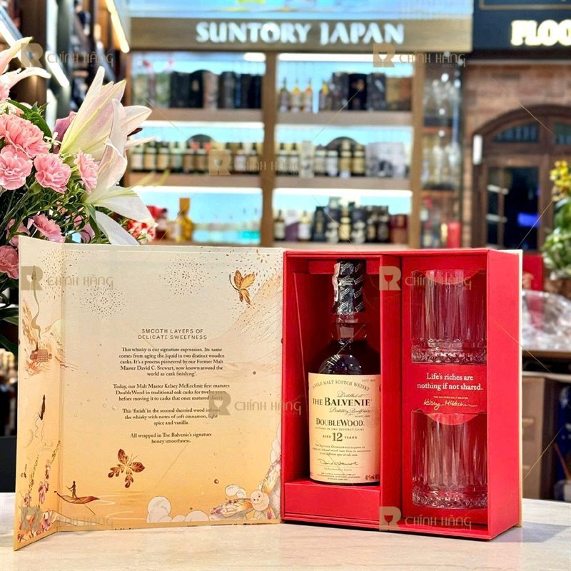 Hộp quà Balvenie 12 Tết 2027 mở kiểu sách với khay đỏ
