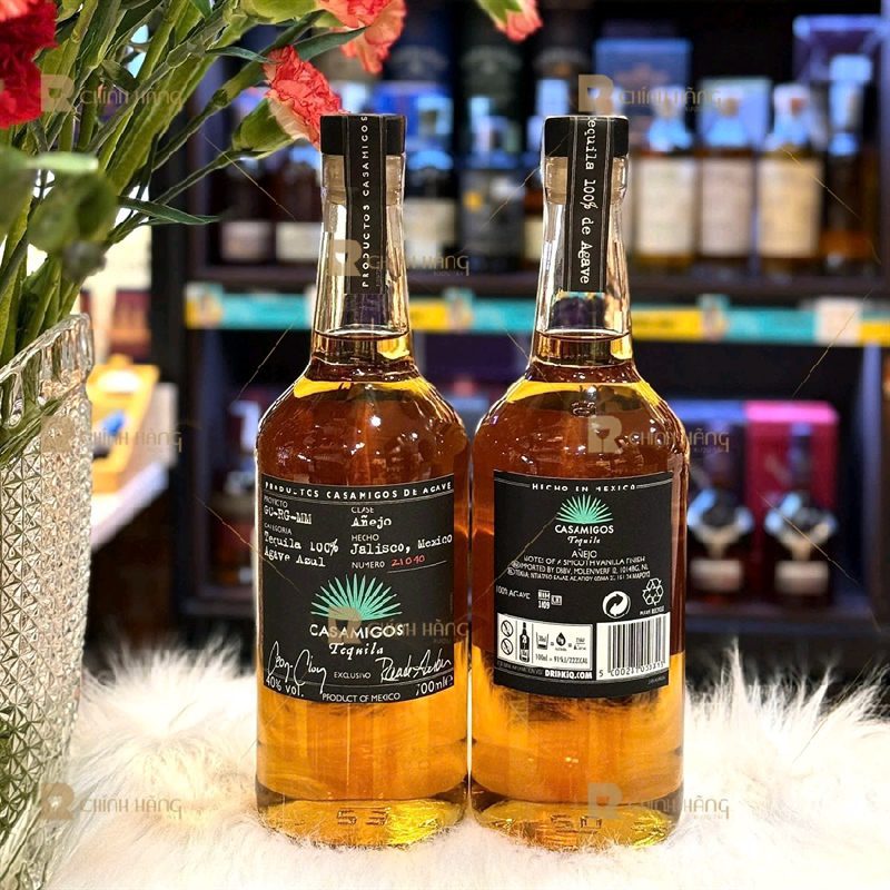Casamigos Añejo Tequila mặt trước và mặt sau chai, nhãn sau có mã vạch và thông tin nhà sản xuất