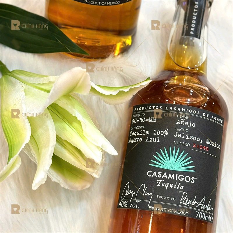 Cận cảnh nhãn đen của Casamigos Añejo Tequila, chai duy nhất trong ba bản dùng nhãn đen