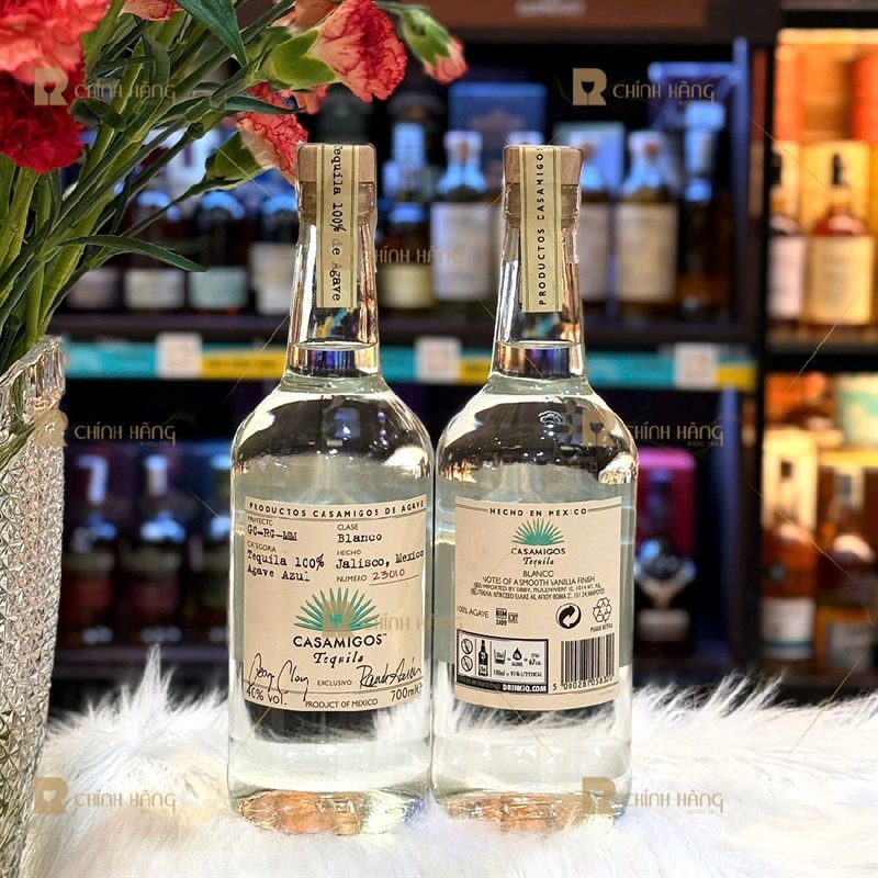 Casamigos Blanco Tequila mặt trước và mặt sau chai, nhãn sau có mã vạch và thông tin nhà sản xuất