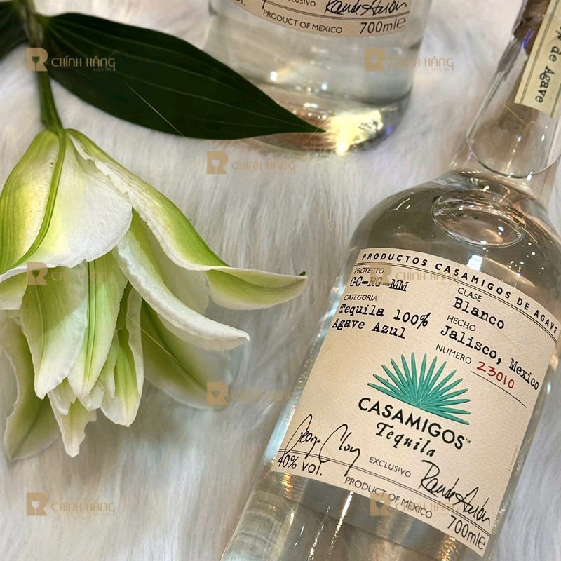 Cận cảnh nhãn trước Casamigos Blanco Tequila với chữ ký George Clooney và Rande Gerber
