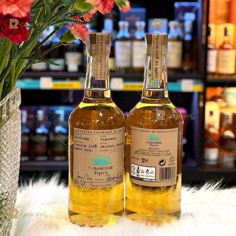Casamigos Reposado Tequila mặt trước và mặt sau chai, nhãn sau có mã vạch và thông tin nhà sản xuất