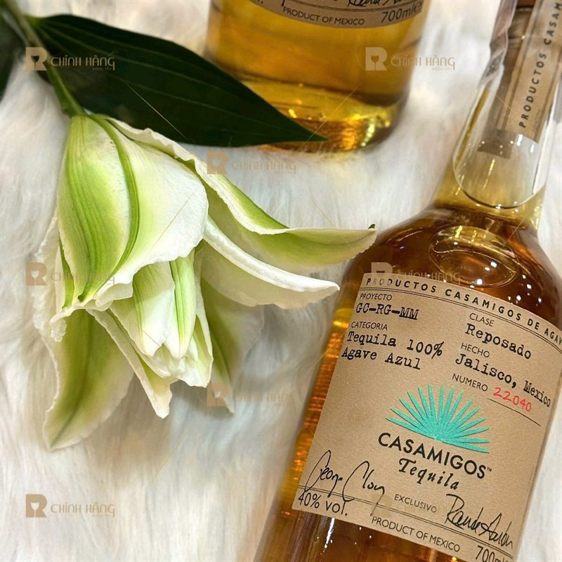 Cận cảnh nhãn trước Casamigos Reposado Tequila màu rượu vàng rơm sau thời gian ủ thùng