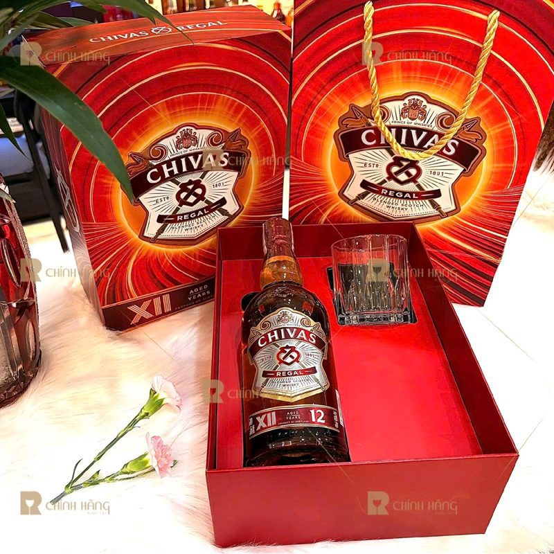 Bên trong hộp quà Chivas 12 Năm Tết 2027 khay đỏ đựng chai và ly