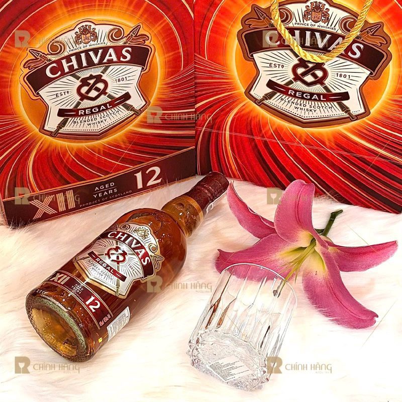 Chai Chivas Regal 12 cùng ly rock trong bộ hộp quà Tết 2027