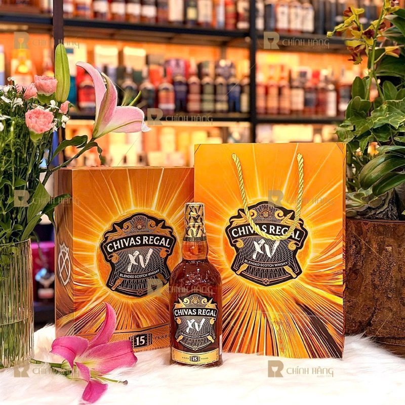 Hộp quà Chivas XV Tết 2027 cùng túi giấy cam vàng đồng bộ