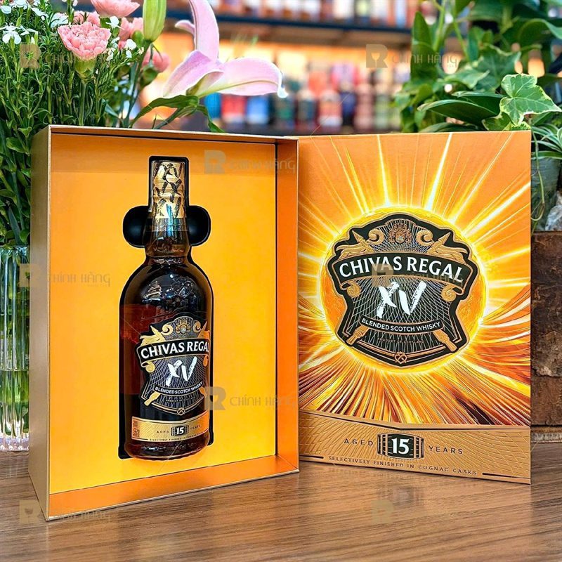 Bên trong hộp quà Chivas XV Tết 2027 khay cam ôm chai