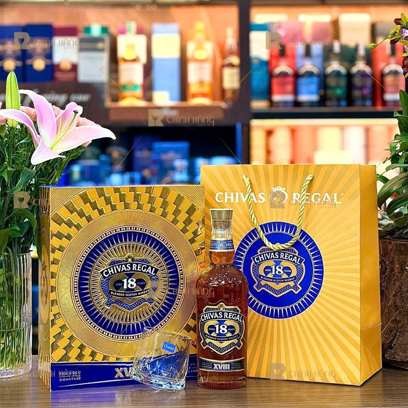 Hộp quà Chivas 18 Tết 2027 cùng túi giấy vàng đồng bộ tại showroom