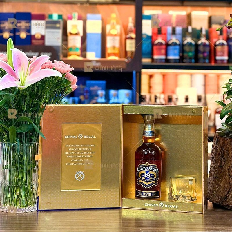 Bên trong hộp quà Chivas 18 Năm Tết 2027 mở hai cánh đặt chai và ly