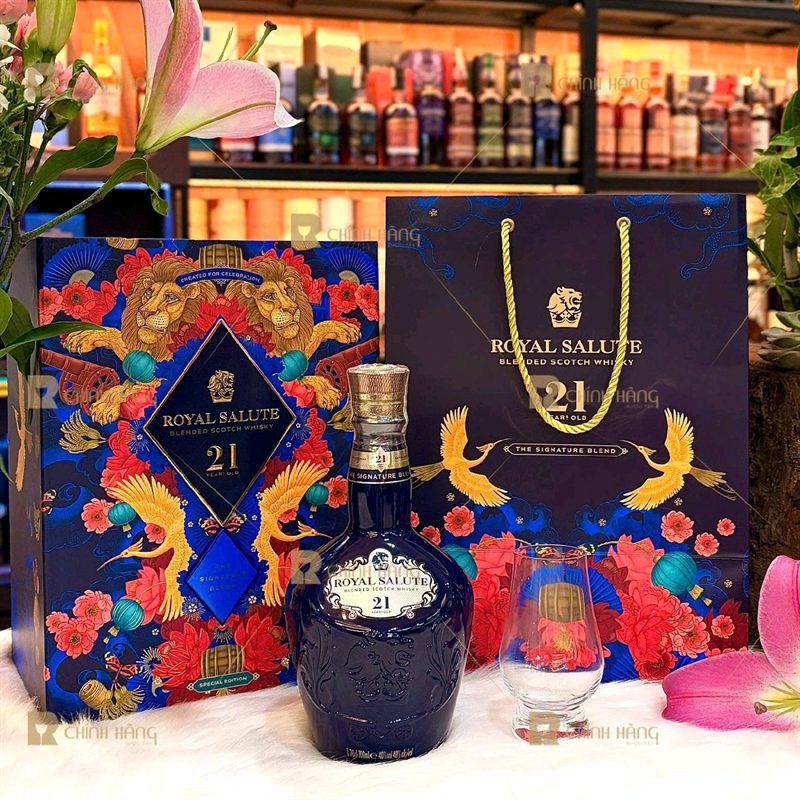 Hộp quà Royal Salute 21 Tết 2027 cùng túi giấy navy phượng hoàng