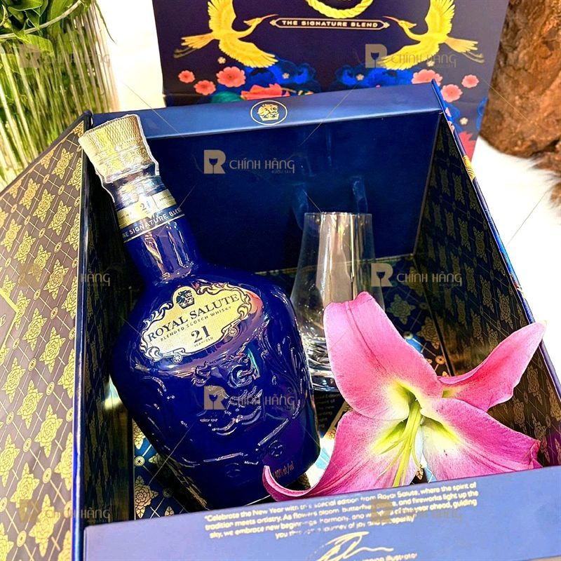 Chai sứ xanh Royal Salute 21 cùng ly tulip trong hộp quà Tết 2027