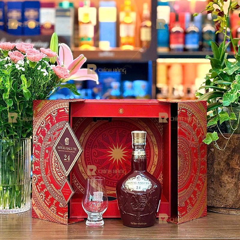 Hộp quà Chivas 24 Tết 2027 mở kiểu sách với khay đỏ