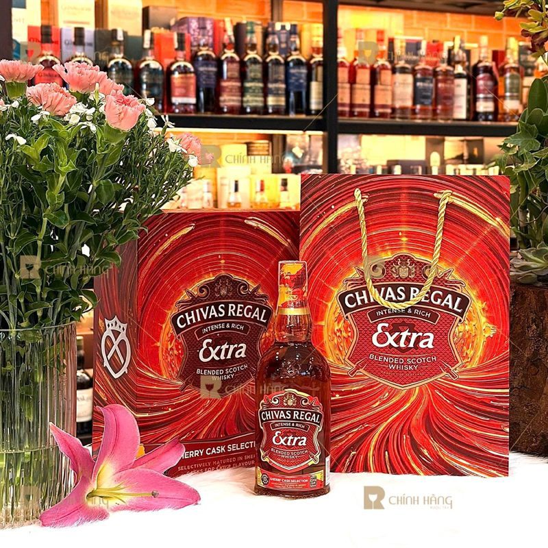Hộp quà Chivas Extra Tết 2027 mở kiểu sách với khay đỏ