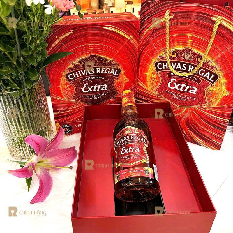 Cận cảnh chai Chivas Extra Sherry Cask và hộp quà Tết 2027