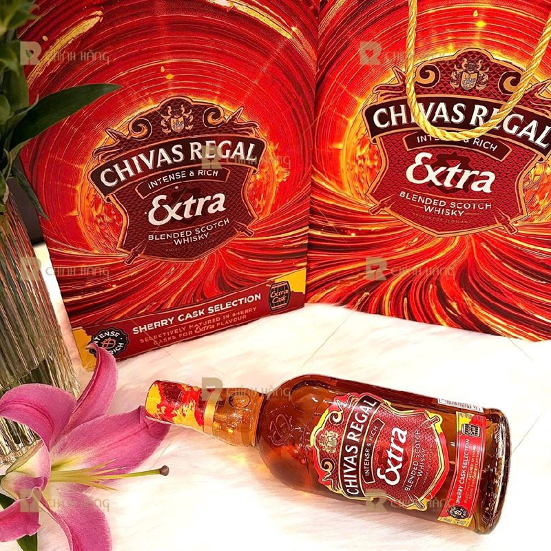 Hộp quà Chivas Extra Tết 2027 kèm túi giấy đỏ