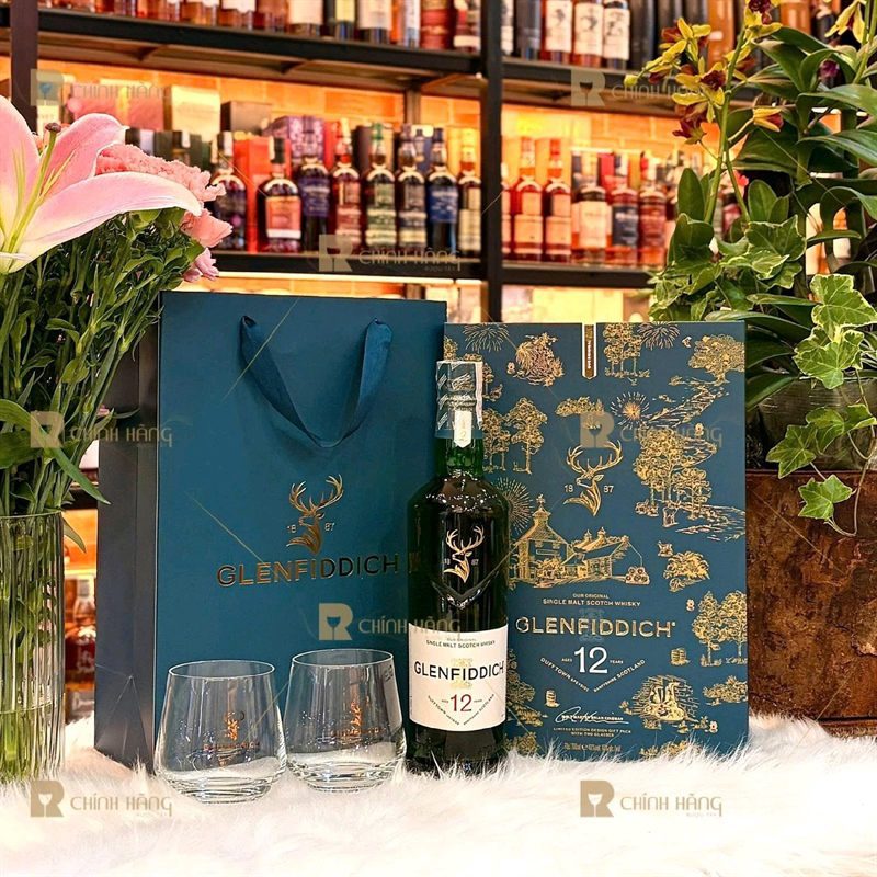 Hộp quà Glenfiddich 12 Tết 2027 cùng túi giấy xanh teal tại showroom