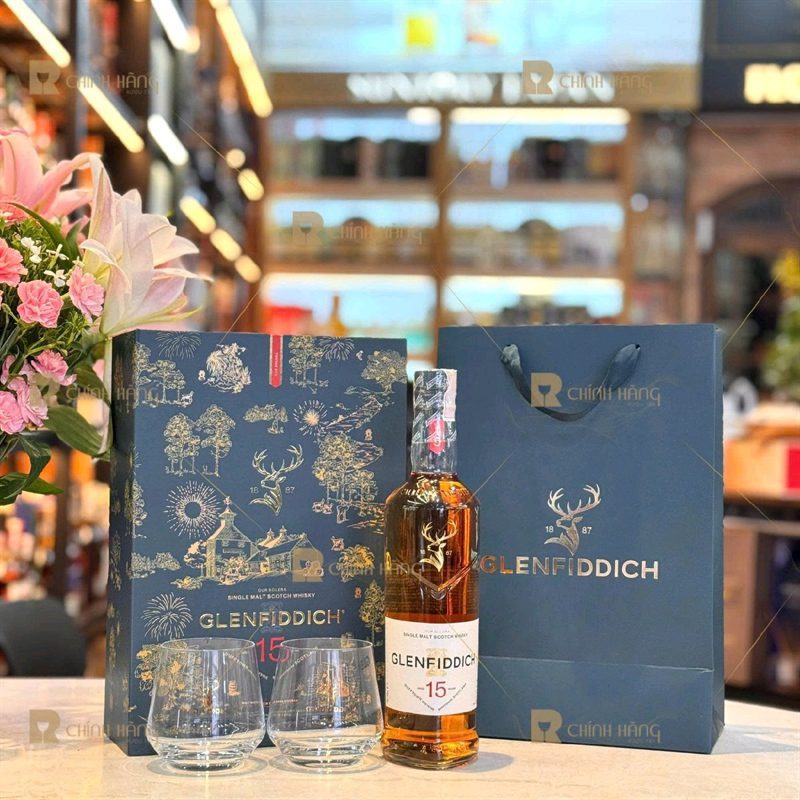 Hộp quà Glenfiddich 15 Tết 2027 cùng túi giấy teal tại showroom